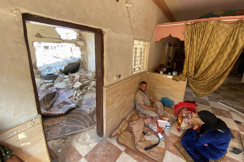 Bên trong một ngôi nhà bị hư hại ở Gaza.