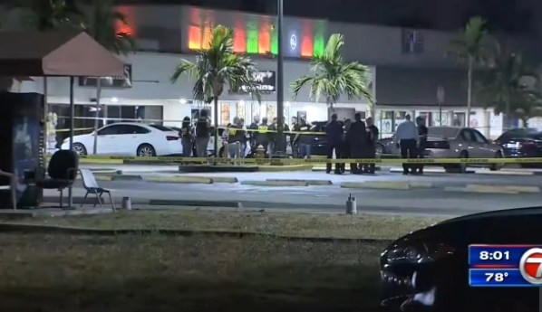 Trước đó, vào ngày 30/5, 3 người thiệt mạng và 20 người khác bị thương trong một vụ xả súng bên ngoài một hộp đêm ở phía bắc Miami. Ảnh: WSVN.