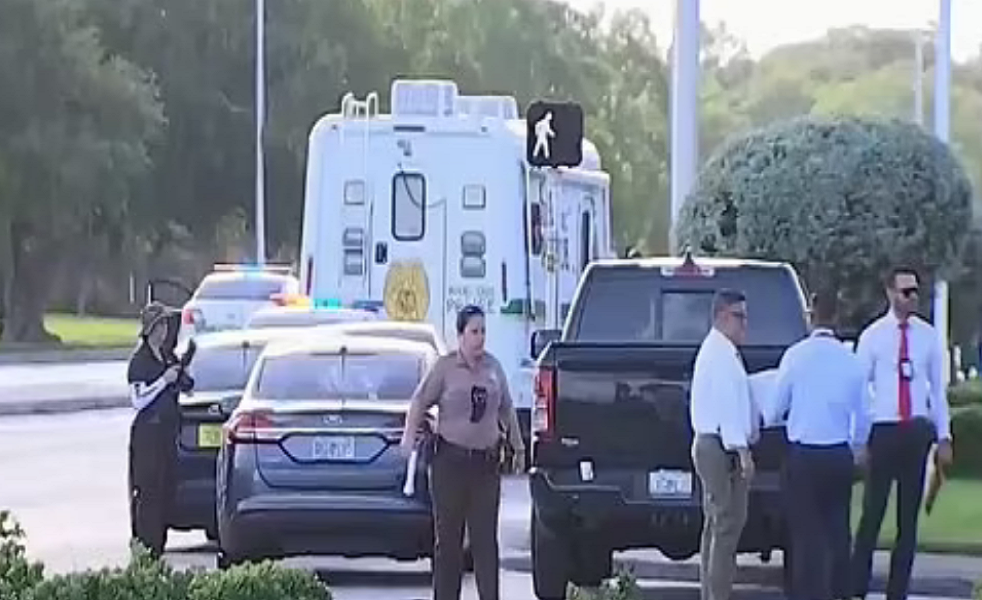 Vụ xả súng kinh hoàng đã khiến ít nhất 3 người thiệt mạng và 5 người khác bị thương. Ảnh: Lực lượng an ninh có mặt tại hiện trường sau khi vụ tấn công xảy ra. Ảnh: Daily Mail.