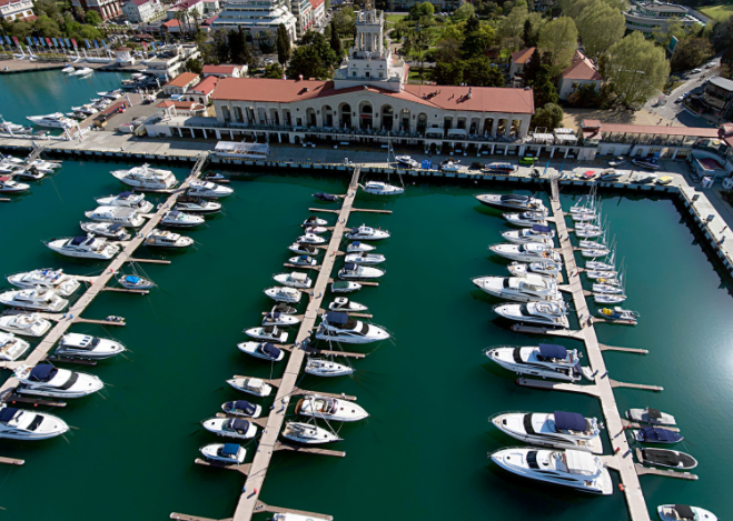 Nếu nhìn vào nhiệt độ trung bình hàng năm, Sochi cũng được coi là một trong những thành phố nóng nhất ở Nga với mức nhiệt vào mùa hè là 30 độ C.