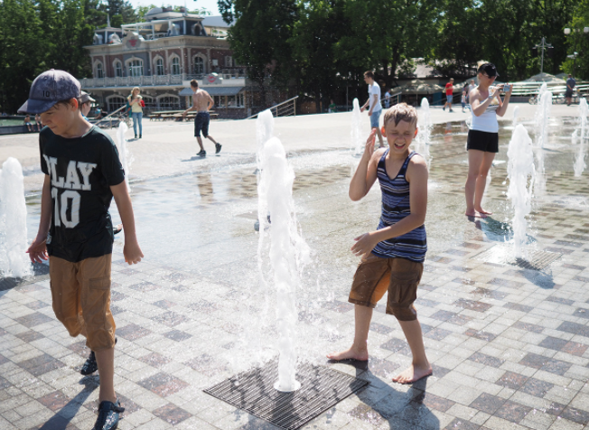 Mùa hè ở Krasnodar kéo dài 5 tháng. Vào tháng 6, nhiệt độ trung bình là 30 độ C, nhưng nhiệt độ vào buổi chiều có lên đến 40 độ.