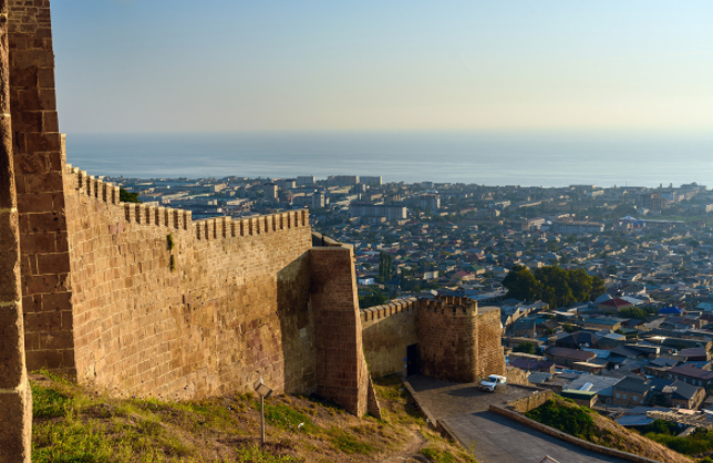 Derbent là một trong những thành phố lâu đời nhất của nước Nga. Nhiệt độ vào mùa hè tại thành phố này duy trì ở mức 35 độ C. Theo Russia Beyond, mùa đông ở đây ấm áp và rất hiếm khi có tuyết.