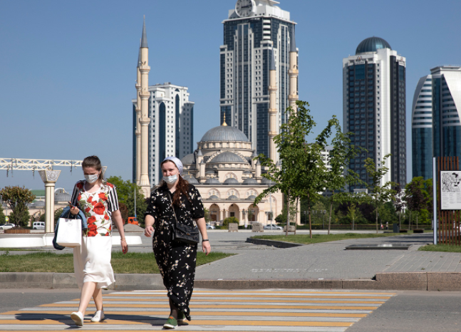 Mùa hè tại Grozny - thủ phủ của Cộng hòa Chechnya thuộc Liên bang Nga - rất nóng, thường có nhiệt độ trên 35 độ C và hiếm khi có mưa.