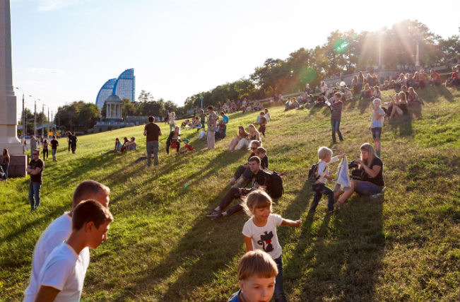 Thành phố Volgograd có sự chênh lệch nhiệt độ rất lớn giữa mùa đông và mùa hè. Từ tháng 6 đến tháng 8, nhiệt độ ở thành phố này thường ở mức từ 30 đến 33 độ C. Năm 1940, mức nhiệt kỷ lục được ghi nhận là 42,6 độ C. Vào mùa đông, nhiệt độ thấp nhất tại thành phố có thể xuống -33 độ C.