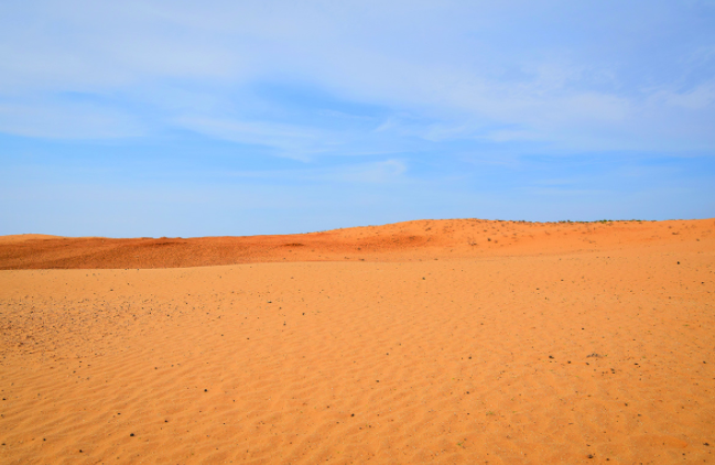 Theo Russia Beyond, Yashkul, khu định cư với gần 8.000 người sinh sống, là một trong những địa điểm nóng nhất nước Nga. Nhiệt độ mùa hè ở Yashkul thường ở mức trên 30 độ C vào ban ngày và trên 25 độ C vào ban đêm. Hồi tháng 7/2010, nơi này ghi nhận nền nhiệt cao kỷ lục là 44,4 độ C. (Nguồn ảnh: Russia Beyond)