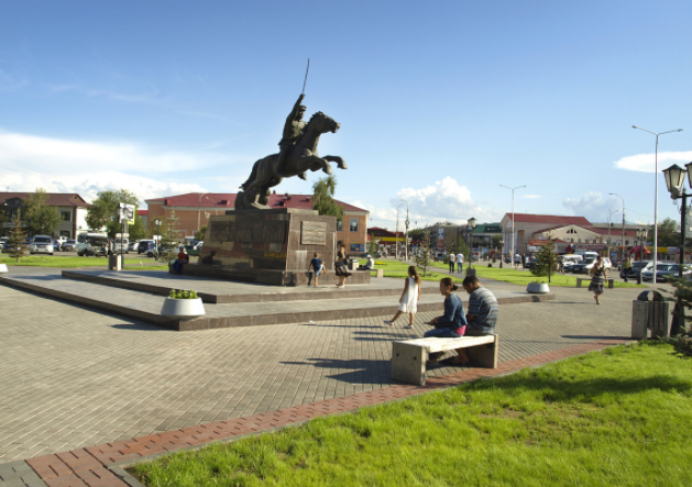 Kyzyl - thủ phủ của Cộng hoà Tuva thuộc Nga - là một trong những thành phố nóng nhất và lạnh nhất ở Nga. Vào mùa hè, nhiệt độ rơi vào khoảng 30 độ C, trong khi vào mùa đông, nền nhiệt trung bình ở mức -30 độ C (nền nhiệt thấp nhất từng được ghi nhận là -53 độ C).