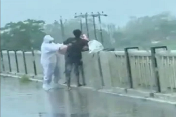 Thi the nguoi tu vong vi COVID-19 bi nem xuong song