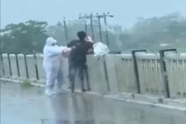 Thi the nguoi tu vong vi COVID-19 bi nem xuong song