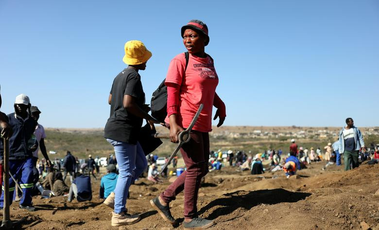 "Qua phân tích, các chuyên gia kết luận rằng những viên đá được phát hiện tại ngôi làng KwaHlathi không phải là kim cương như nhiều người hy vọng. Trên thực tế, chúng là tinh thể thạch anh", nguồn tin cho hay.