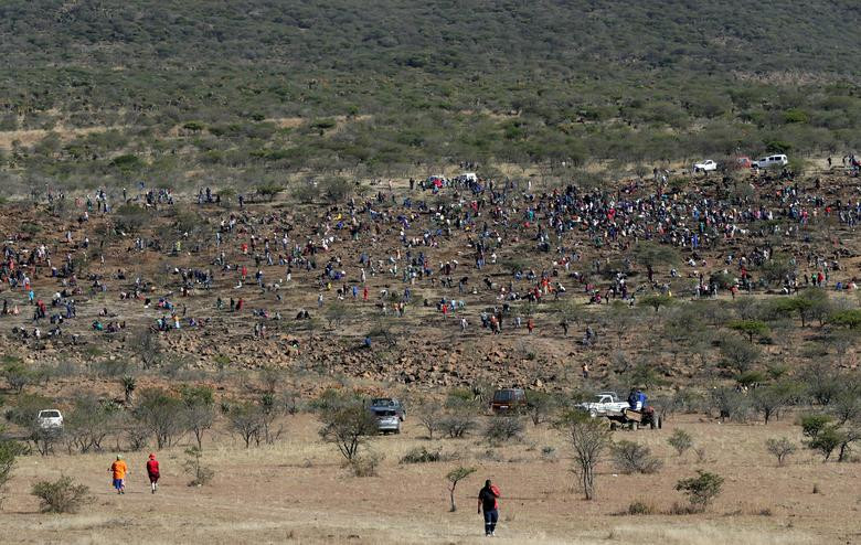 Rất đông người đổ xô đến ngôi làng KwaHlathi ngày 14/6.