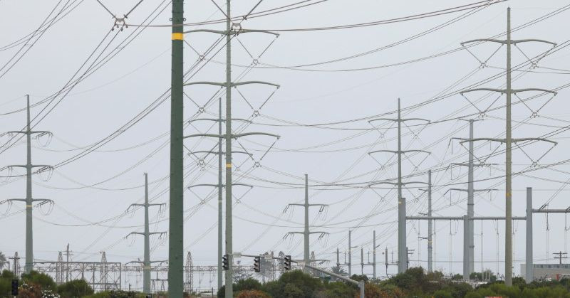 “Cảm giác như ngày tận thế khi cái nóng đạt đỉnh điểm, khói từ các đám cháy rừng và bản tin liên tục về hạn hán”, Reuters dẫn lời Emily Kirkland, một chuyên gia truyền thông của tổ chức phi lợi nhuận tại Phoenix. Ảnh: Reuters.