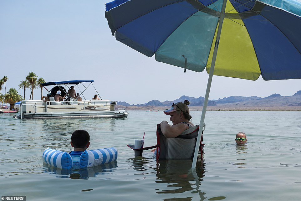 Nhiều người ngâm mình dưới hồ nước trong cái nắng gay gắt ở Arizona. Ảnh: Reuters.