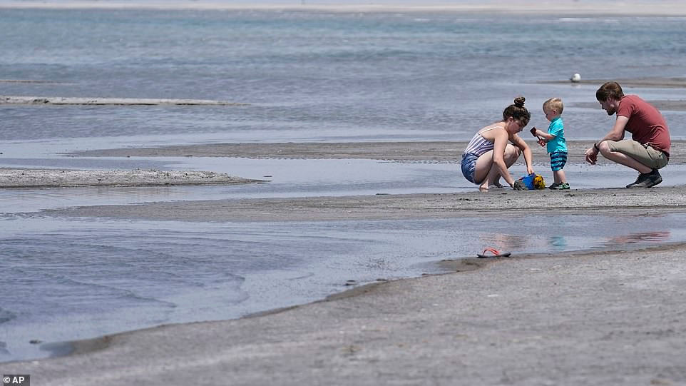 Người dân thường tìm đến các bãi biển, hồ nước,...trong những ngày nắng nóng kinh hoàng này. Ảnh: AP.