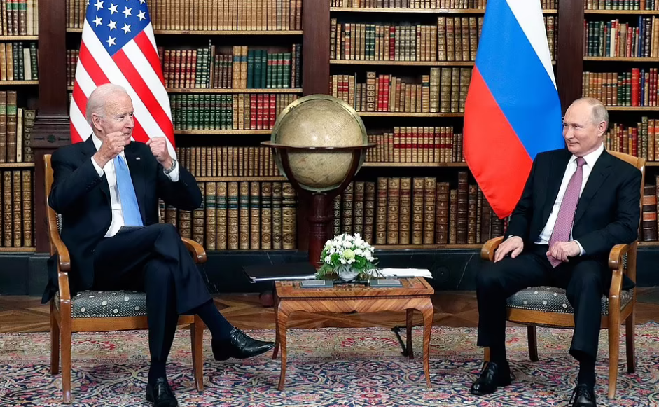 Ngoài kính mát, ông chủ Nhà Trắng còn tặng Tổng thống Putin một tác phẩm điêu khắc bằng pha lê về một con bò rừng Mỹ của thương hiệu Steuben Glass ở New York. Tác phẩm điêu khắc này biểu tượng cho sức mạnh, sự đoàn kết và khả năng phục hồi.