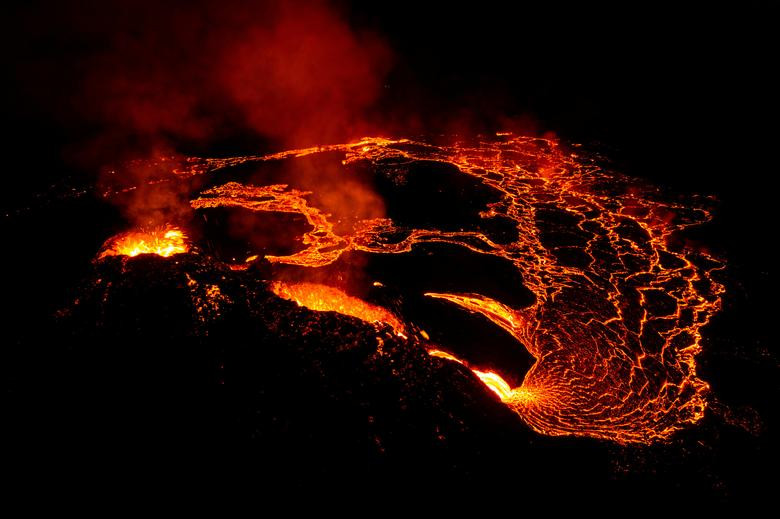 Ngoan muc canh nui lua phun trao nhin tu tren cao-Hinh-10