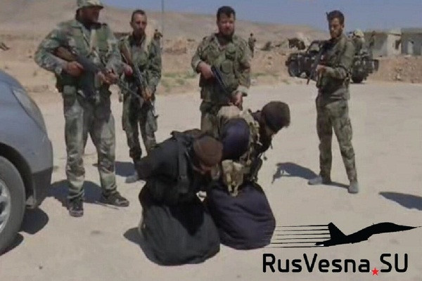 Quan doi Syria tom song hang chuc tay sung khung bo IS