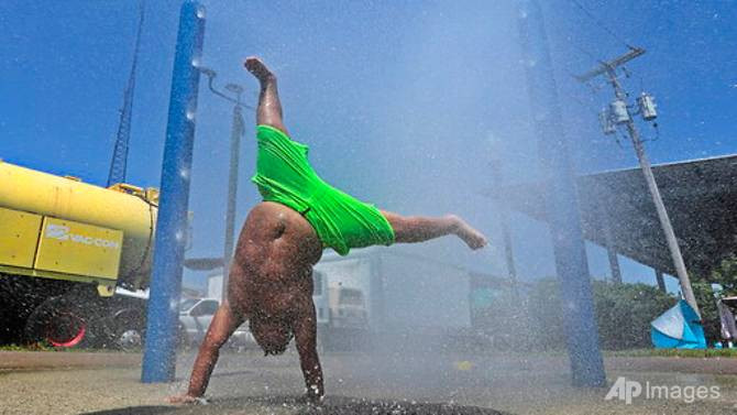 Elijah Garcia, 7 tuổi, chơi đùa ở trạm phun nước được lắp đặt trong công viên Ben Rose ở New Bedford, bang Massachusetts, ngày 29/6.