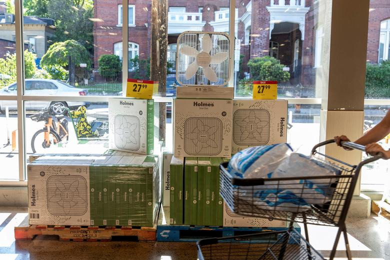 Người dân mua những túi đá lạnh trong cửa hàng ở Portland ngày 27/6.