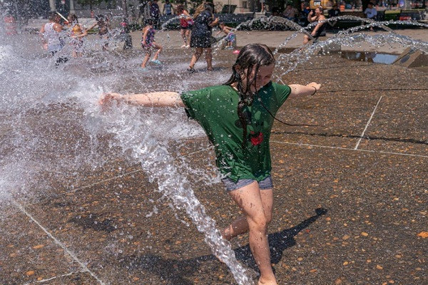 Nắng nóng kinh hoàng đang làm ảnh hưởng đến cuộc sống của hàng triệu người dân Mỹ. Những ngày này, người dân và du khách phải tìm mọi cách để "hạ hỏa".