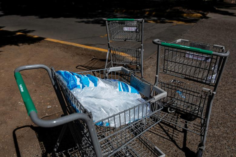 Đá lạnh trở thành mặt hàng được tiêu thụ nhiều trong những ngày này tại Portland, Oregon.