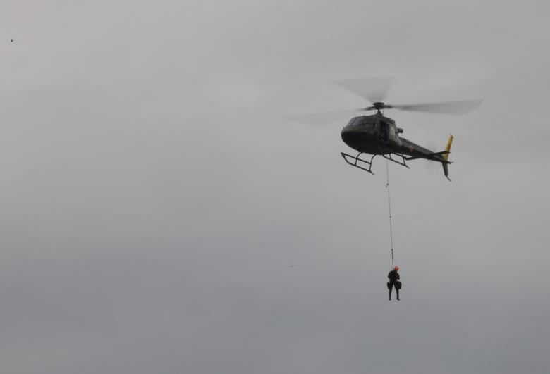 Một binh sĩ Quân đội Nepal tham gia hoạt động giải cứu người dân tại khu vực bị ảnh hưởng bởi mưa lũ.