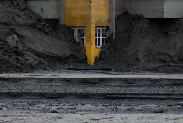 Một ngôi nhà bị bùn đất "bủa vây" ở Sindhupalchok ngày 20/6.