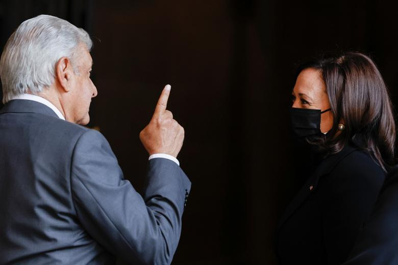 Tổng thống Mexico Andres Manuel Lopez Obrador (trái) trao đổi với bà Kamala Harris sau lễ ký kết bản ghi nhớ giữa Mỹ và Mexico tại Dinh Palacio Nacional ở Mexico City ngày 8/6.