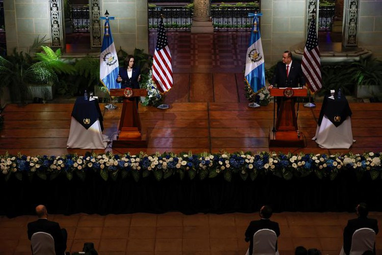 Bà Kamala Harris tham dự cuộc họp báo chung với Tổng thống Guatemala Alejandro Giammattei tại tòa nhà Palacio Nacional de la Cultura ở thành phố Guatemala.