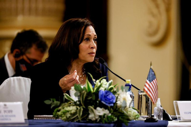 Bà Kamala Harris khuyên những người muốn nhập cư nộp đơn ngay tại quê hương và chờ kết quả.