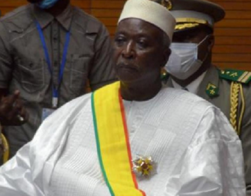 Tháng 5/2021, thế giới chứng kiến một cuộc đảo chính ở Mali. Ngày 24/5, Quân đội Mali đã tiến hành bắt giữ nhiều lãnh đạo cấp cao của nước này, trong đó có Tổng thống Mali Bah Ndaw (ảnh). Họ bị đưa đến một căn cứ quân sự ở Kati, ngoại ô thủ đô Bamako.