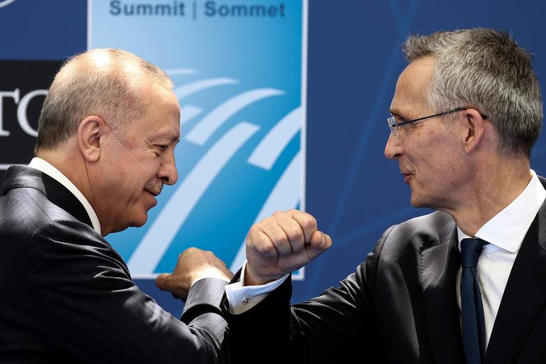 Tổng thư ký NATO Jens Stoltenberg và Tổng thống Thổ Nhĩ Kỳ Recep Tayyip Erdogan (trái) tại Hội nghị thượng đỉnh NATO.