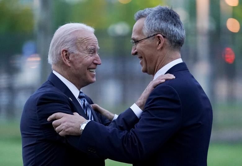 Có thể nói, Hội nghị thượng đỉnh lần này đã mở ra thời kỳ hàn gắn, thống nhất và mạnh mẽ của NATO sau nhiều năm chia rẽ. Ảnh: Tổng thống Biden và Tổng thư ký NATO Jens Stoltenberg chào nhau sau khi hội nghị kết thúc.