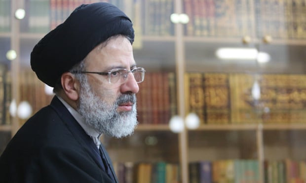 Ông Seyyed Ebrahim Raisi tranh cử tổng thống với khẩu hiệu “Chính quyền của dân, Iran hùng mạnh”. Ông cam kết chống tham nhũng trong mọi lĩnh vực; đưa sản xuất vào nhóm ưu tiên hàng đầu và lập kế hoạch thúc đẩy dòng tiền hướng tới khu vực sản xuất,...Ảnh: Raisi.org.