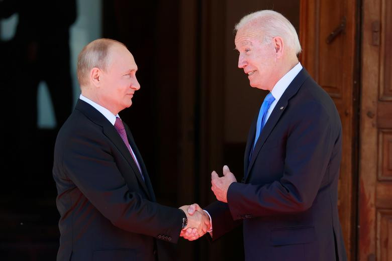 Tổng thống Putin cảm ơn ông Biden vì "đề xuất cuộc gặp". "Tôi biết là ngài đã có chuyến đi dài và có rất nhiều việc phải làm. Tuy nhiên, Mỹ, Nga và quan hệ với Mỹ có rất nhiều vấn đề tồn đọng đòi hỏi cuộc gặp ở cấp cao nhất. Tôi hy vọng cuộc gặp của chúng ta sẽ hiệu quả", Tổng thống Putin nói. 
