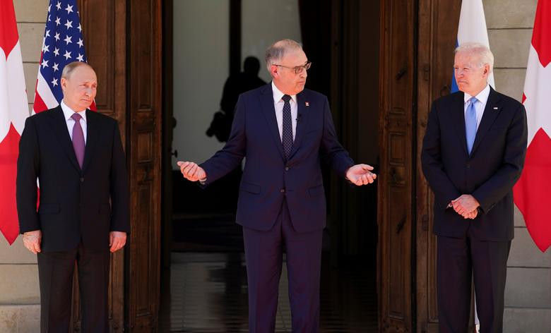 Tổng thống Putin và Tổng thống Biden chụp ảnh cùng Tổng thống Thụy Sĩ Guy Parmelin (giữa) bên ngoài biệt thự La Grange trước khi vào trong. Ảnh: Reuters. 