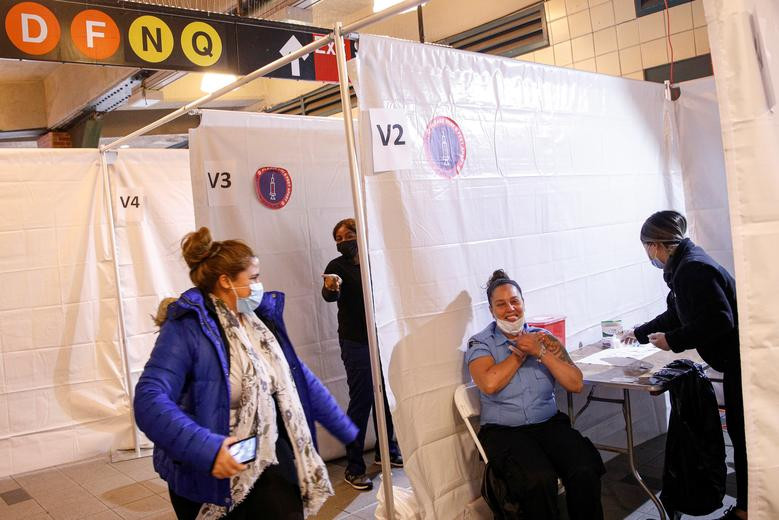 Cảnh tiêm vắc xin ngừa COVID-19 tại ga tàu điện ngầm Coney Island ở Brooklyn, New York, Mỹ, ngày 12/5.