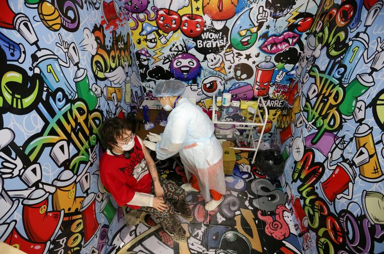 Một người dân được tiêm vắc xin ngừa COVID-19 QazCovid-in tại điểm tiêm chủng trong Trung tâm mua sắm và giải trí ở Almaty, Kazakhstan, ngày 27/4. Được biết, Kazakhstan đã bắt đầu sử dụng vắc xin QazCovid-in do chính nước này phát triển, còn được gọi là QazVac, để tiêm cho người dân trong nước.