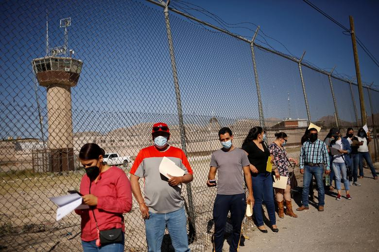 Các giáo viên và nhân viên trường học xếp hàng chờ đến lượt tiêm vắc xin bên ngoài một căn cứ quân sự ở Ciudad Juarez, Mexico, ngày 25/5.