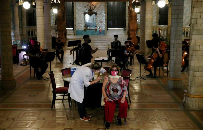 Nhân viên y tế tiêm vắc xin ngừa COVID-19 AstraZeneca cho người dân tại rạp hát Municipal ở Rio de Janeiro, Brazil, hôm 27/5.