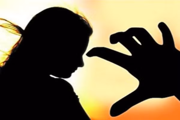 Ba me bi cuong hiep tren duong di bo ve nha cung con gai