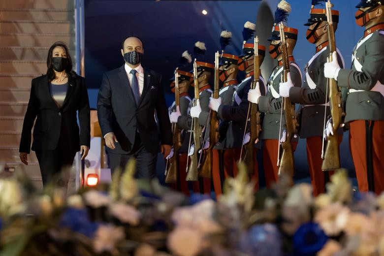 Trước đó, ngày 6/6, chuyến công du nước ngoài đầu tiên của Phó Tổng thống Mỹ đã bị hoãn khi máy bay chở bà đã buộc phải quay trở lại Căn cứ hỗn hợp Andrews ở bang Maryland sau khoảng một giờ cất cánh vì "sự cố kỹ thuật".