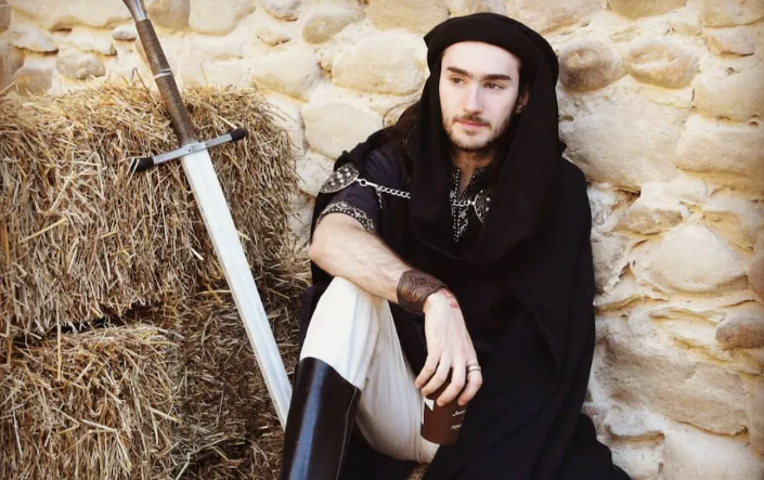 Damien Tarel, 28 tuổi, sống ở Saint-Vallier, phía bắc Valence. Theo Reuters, Damien là người mê kiếm thuật thời Trung Cổ và chưa từng có tiền án. Ảnh: Instagram.