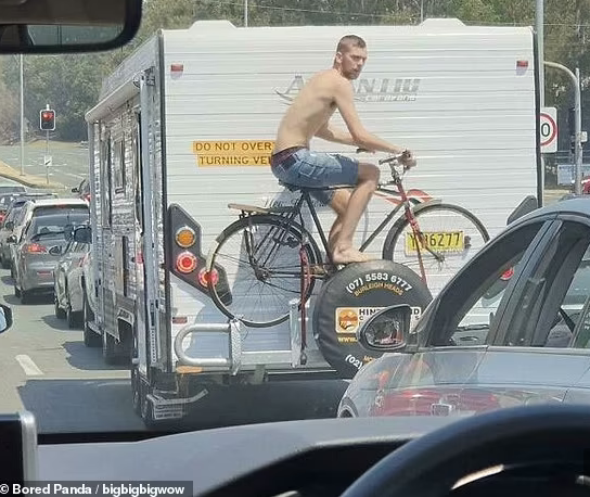 Thanh niên này tận dụng chiếc xe đạp trống ở phía sau xe tải khi "quá giang". Khoảnh khắc hài hước trên được ghi lại tại Anh.