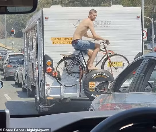 Thanh niên này tận dụng chiếc xe đạp trống ở phía sau xe tải khi "quá giang". Khoảnh khắc hài hước trên được ghi lại tại Anh.