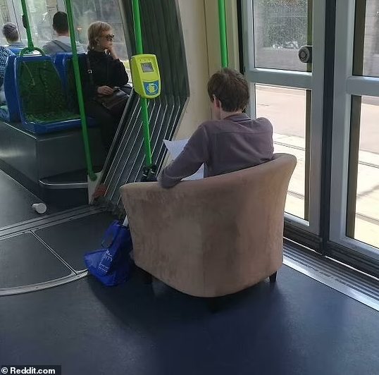 Thoạt nhìn, chắc hẳn nhiều người sẽ tự hỏi rằng bức ảnh này được chụp trên xe điện hay tại sảnh của một tòa nhà nào đó?