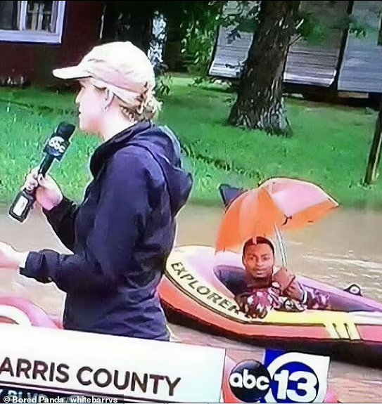 Khoảnh khắc kỳ quặc và hài hước này được chụp tại một thị trấn bị ngập ở Mỹ.