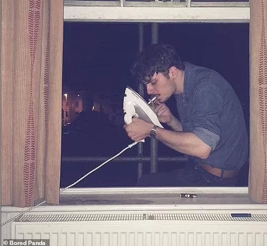 Trong khoảnh khắc kỳ quặc này, một người đàn ông dùng bàn ủi để... châm điếu thuốc lá. (Nguồn ảnh: Daily Mail)