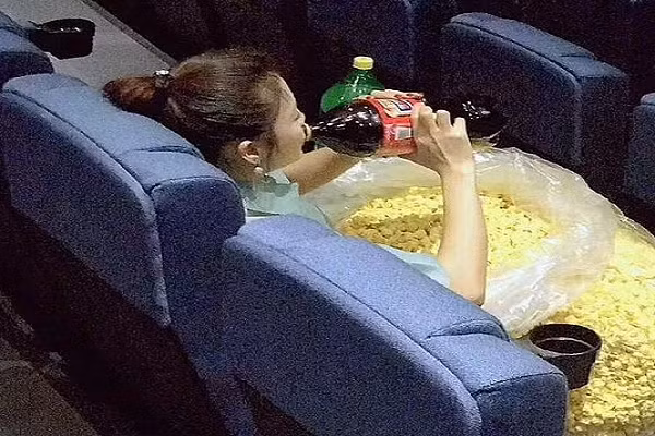 Khi biết mình là người duy nhất trong rạp chiếu phim, cô gái đến từ Mỹ này đã quyết định mang cả túi bỏng ngô khổng lồ.