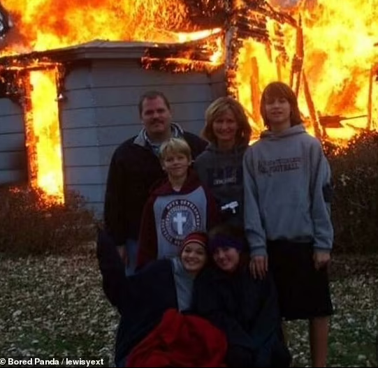 Dù nhà đang bốc cháy dữ dội, gia đình này bình tĩnh chụp một bức hình làm lưu niệm.