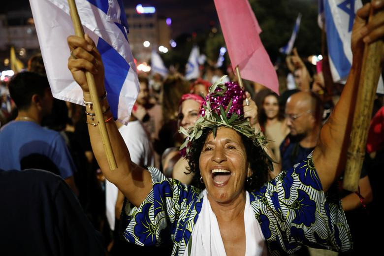 Những người ủng hộ liên minh chính phủ mới ăn mừng ngoài đường phố.